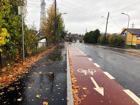 Bilde av veien med fortau og sykkelvei. Det er ingen biler, syklister eller fotgjengere p&aring; bildet.