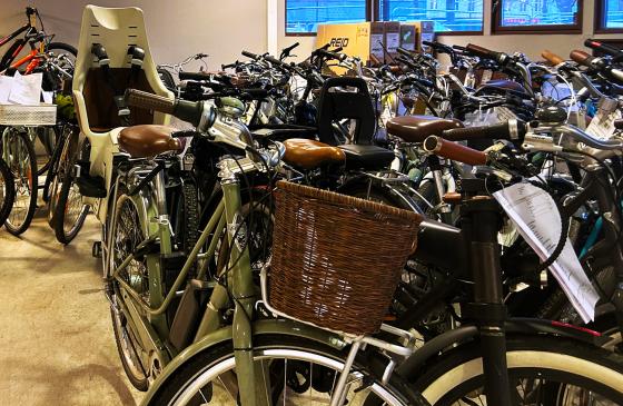P&aring; bildet ser man inne i lokalet til Sykkelpikene. Lokalet er fullt av sykler i alle st&oslash;rrelser.