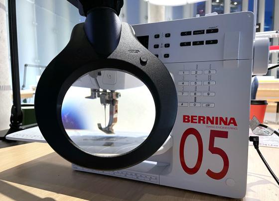 symaskin med forst&oslash;rrelsesglass