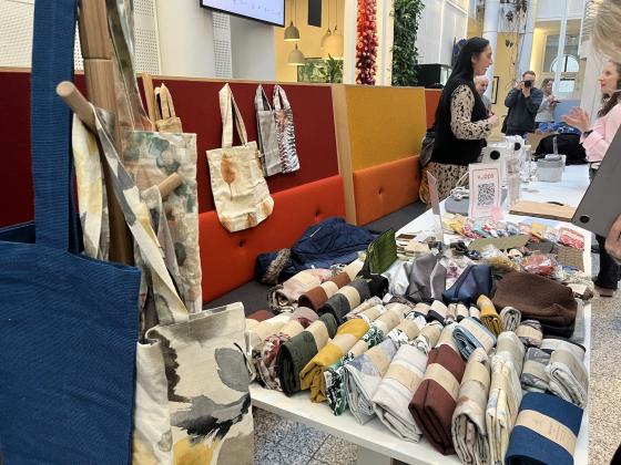 fargerike totebags p&aring; bord