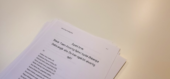 Eit brev p&aring; papir der det st&aring;r, &Aring;pent brev