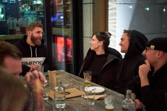 Torsdag 25 november, samlet Kyle sine n&aelig;rmeste venner p&aring; restauranten Way Down South, for &aring; feire Thanksgiving. 