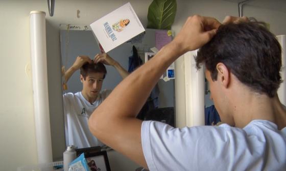 Thomas Brasel. En ung mann som ser seg i speilet, mens han ordner h&aring;ret. 