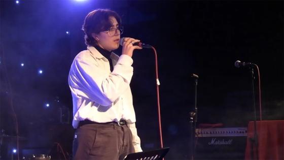 Kvinne som synger p&aring; en scene