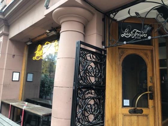 Fasaden til puben Last Train, med d&oslash;ra til h&oslash;yre og det store vinduet inn til venstre.