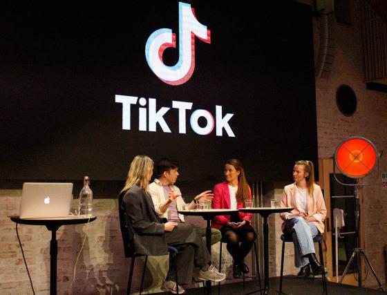 Debatt p&aring; pressens hus med 4 mennesker p&aring; en scene. Skjerm med stor tiltok-logo bak.