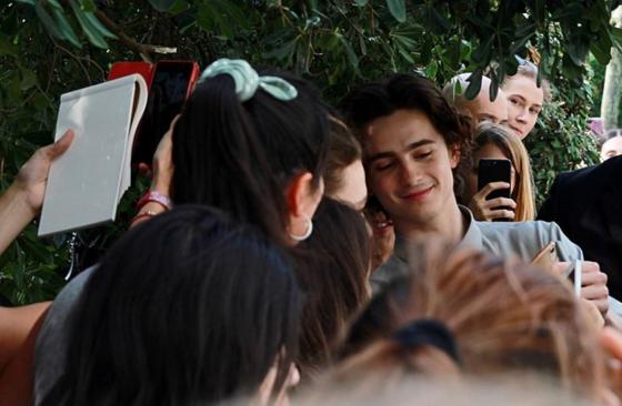 Bilde av Timoth&eacute;e Chalamet med fans