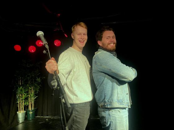 bilde av to kompiser p&aring; scene