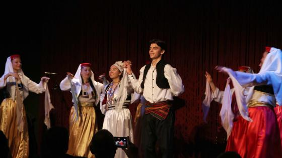 Dansere ikledd tradisjonelle kl&aelig;r fremf&oslash;rer tradisjonell bosnisk dans.