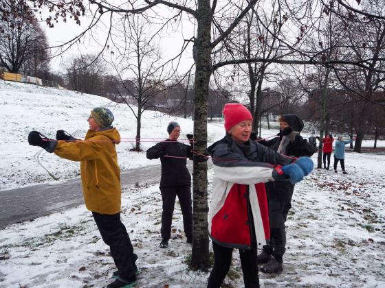Heid Hope, Siri Hagen, Ingunn Lomelann og Sissel bakke trener i T&oslash;yenparken