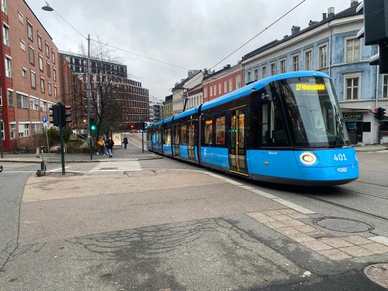 Bilde av bl&aring; trikk ved Frydenlind trikkestopp