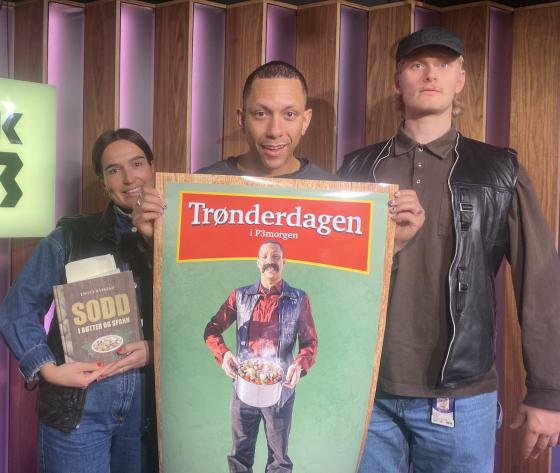 Tre mennesker som holder et skilt de er klare for tr&oslash;nder dagen