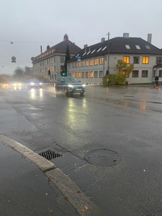 Biler kj&oslash;rer gjennom krysset ved Tannlegeh&oslash;yskolen