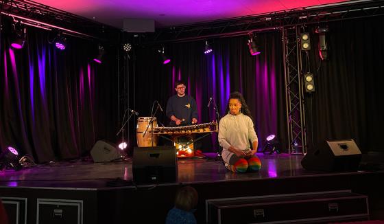 Bildet viser to musikere p&aring; scenen under en forestilling for barn p&aring; Popsenteret. 