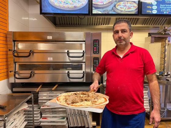 Ekrem Kacmaz er spesialist p&aring; kebabpizza. 