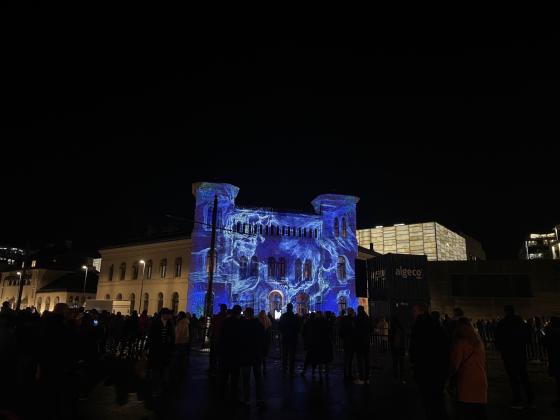 Det var laget en stor lyskonstellasjon p&aring; fasaden til Nobels Fredssenter. Den prydet veggen i bl&aring;tt og turkis. 