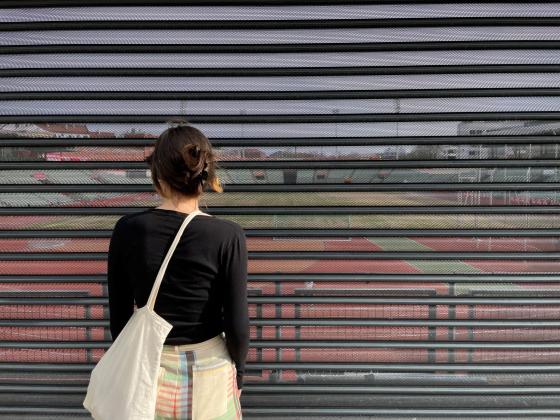 En kvinne st&aring;r med ryggen til utenfor en fridrettsbane og f&oslash;ler seg utestengt