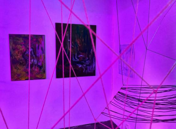 Et rom med rosa farger. P&aring; veggene er det tegninger som er malt manuelt. 