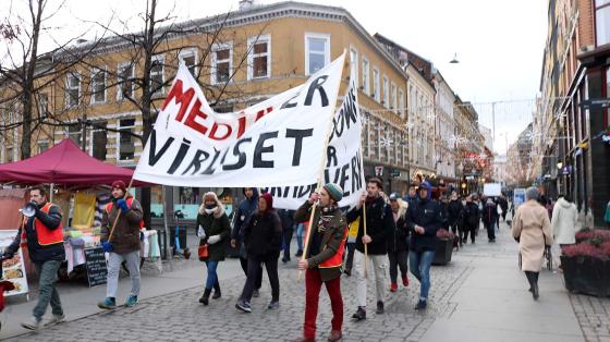 Vaksinemotstanderne fra gruppen, R&oslash;de luer, marsjerer gjennom Oslo med stort banner hvor det st&aring;r: "media er viruset".