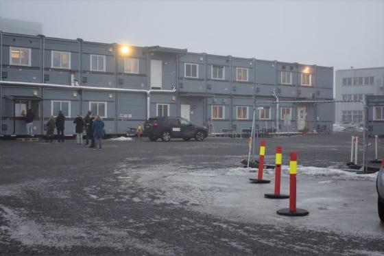 En gr&aring;bl&aring; to etasjers brakkerigg st&aring;r kald og kjedelig p&aring; en gr&aring;v&aelig;rsdag. 