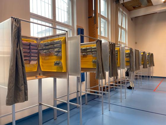 Stemmesedler ligger klare inne i valglokalet p&aring; Gamlebyen skole.