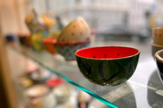 Bildet viser en keramikkbolle med vannmelon-m&oslash;nster i butikkvinduet til Glazed & Amused p&aring; Gr&uuml;nerl&oslash;kka. 