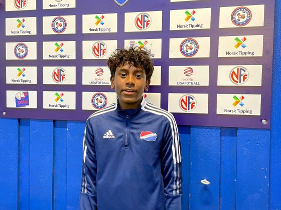 Varunaan Nakulan 14 &aring;r smiler for &aring; v&aelig;re tilbake etter kollaps p&aring; fotballbanen