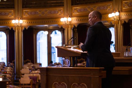 Finansminister Trygve Slagsvold Vedum p&aring; talerstolen p&aring; Stortinget