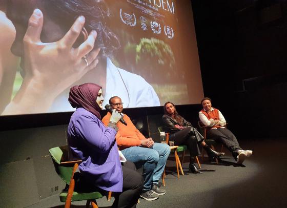 Billdet viser paneldeltakerne i det de gj&oslash;r seg klar for diskusjon.