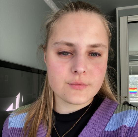 Victoria Steen Hansen tar selfie innend&oslash;rs