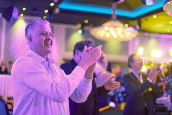 Vidar Haugan jubler og klapper p&aring; FrPs valgvake