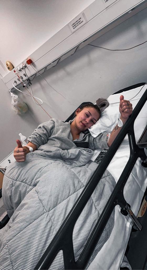 Jente p&aring; sykehuset