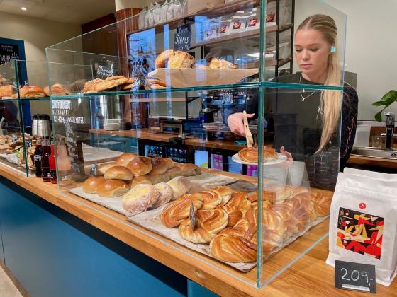 Vilde Lauv&aring;s plukker ut en kardemommebolle fra disken hos Kveitemj&oslash;l.