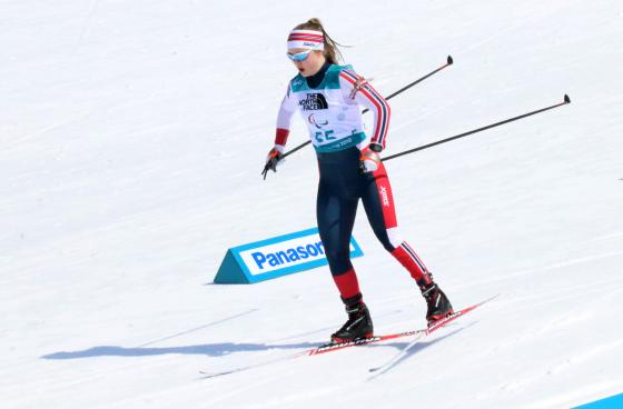 Skil&oslash;per Vilde Nilsen kj&oslash;rer nedoverbakke. 