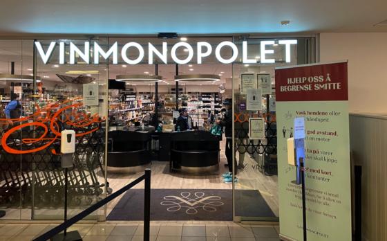 D&oslash;rene inn til Vinmonopolet