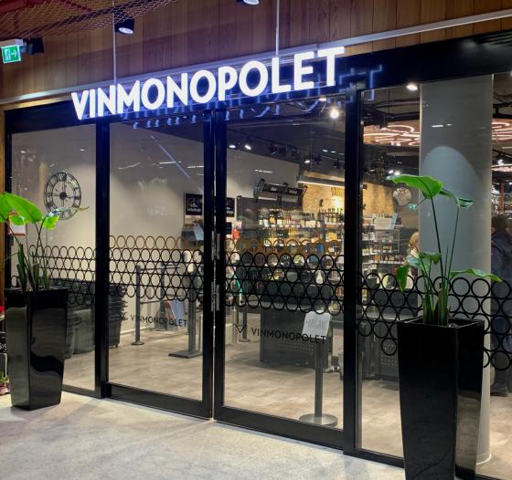 Inngangd&oslash;rer til Vinmonopolet p&aring; Paleet