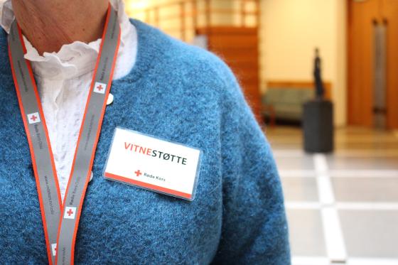 Vitnest&oslash;tte sin skulder hvor man kan se skilt fra r&oslash;de kors og en bl&aring; genser. 