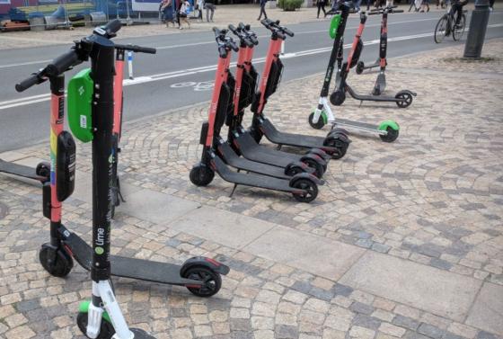 Elsparkesykler st&aring;r p&aring; et fortau. 