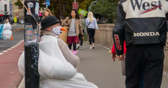 En av medlemmene i Extinction Rebellion har kledd seg ut som en sn&oslash;mann p&aring; en demonstrasjon p&aring; Ankerbrua i Oslo.
