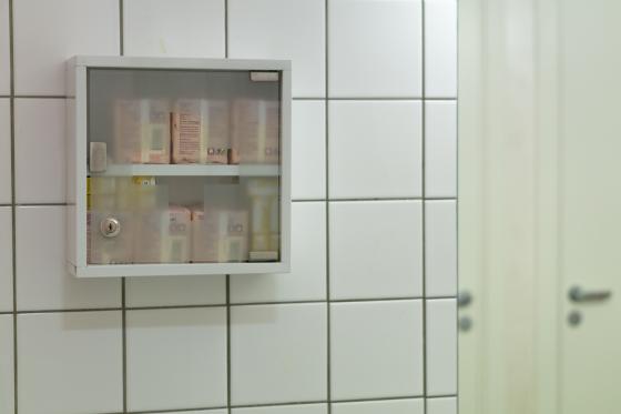 Et skap med bind og tamponger p&aring; toalettet p&aring; X-Ray ungdomskulturhus. 