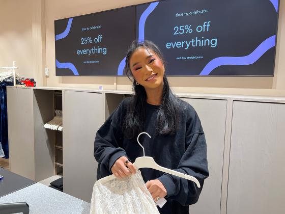 Her er Zingko Zakung som er ansatt p&aring; Gina Tricot p&aring; Oslo City.