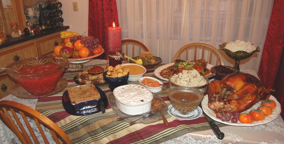 Middagsbord med kalkun, gr&oslash;nne b&oslash;nner, frukt, mos