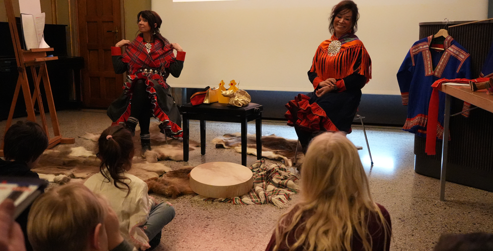 Anne Lise Zwart og M&agrave;re Holender smiler til forsamlingen. 