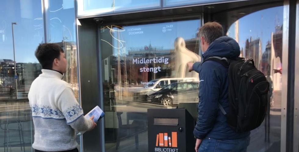 To menn m&oslash;ter stengte d&oslash;rer ved Deichman Bj&oslash;rvika, onsdag 9. februar.