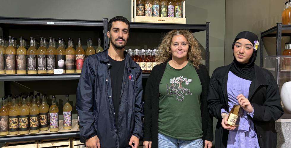 Frivillige i L&iacute;f laga i utsalgsbutikken Syovnerhagen