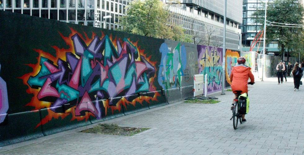 en vegg med gatekunst p&aring; Tullin