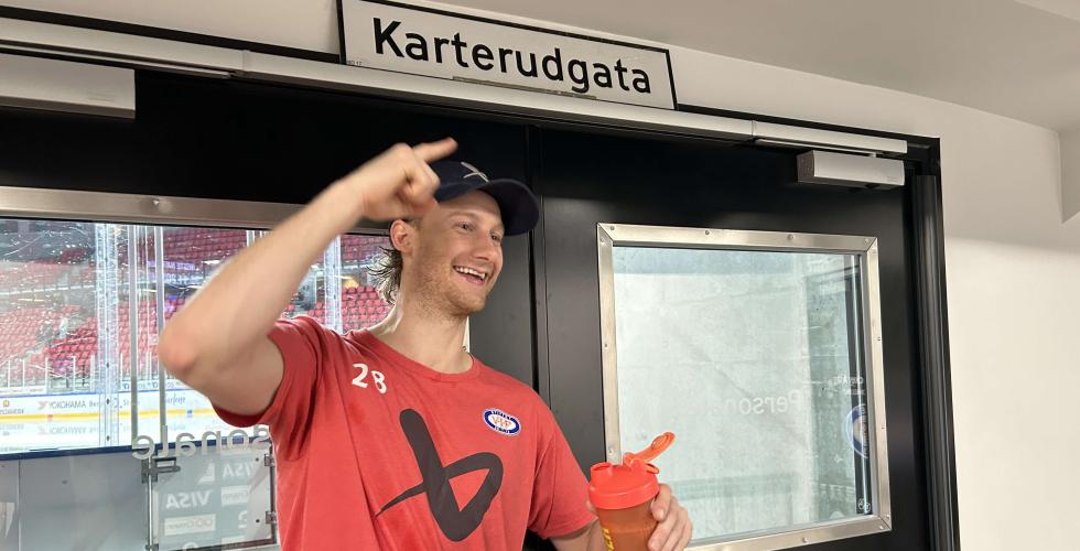J&oslash;rgen Karterud poserer foran skiltet p&aring; Jordal Amfi.