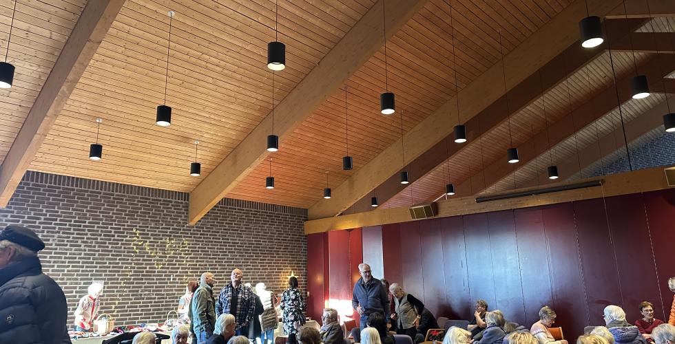 Bilde fra en kirke. Mange mennesker til stedet p&aring; julenesse.