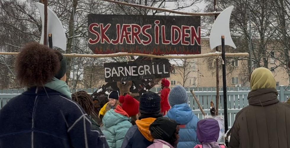 Barn som venter i k&oslash; p&aring; karusell.
