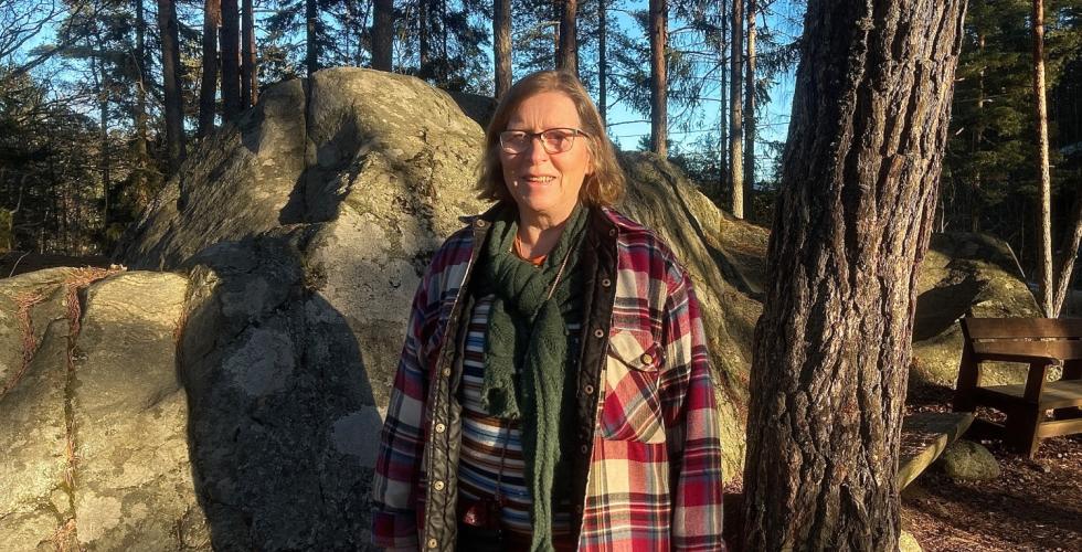 Helga Gunnarsd&oacute;ttir, styreleder i &Oslash;stmarkas venner st&aring;r i sollyset i skogen